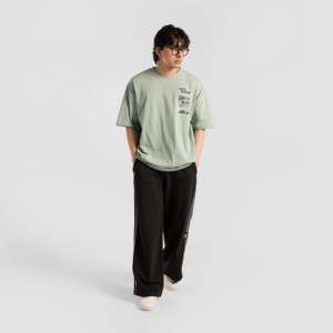 Camiseta Verde Claro Only Motive, 100% Algodón Orgánico, Teñida en Prenda, con Estampado Sólido y Serigrafía - Product Image 4