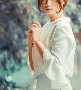 Bracelet jonc solitaire en or massif 14 carats avec diamant rond de laboratoire certifié IGI VVS D, tendance actuelle, pour femmes, de JBR & Co - Product Image 4