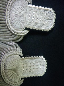 Epaulettes Bordadas con Plata, Insignia de Hombro para Uniforme Ceremonial, 100% Algodón, Flecos Blancos de Alambre - Product Image 2