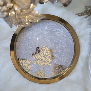 Plateau rond au design élégant, parfait pour servir les dattes, les fruits secs et idéal pour l'iftar du Ramadan et la table festive - Product Image 1