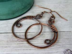 Boucles d'oreilles élégantes en cuivre antique pour femmes avec un design tribal artisanal et une finition lisse pour la mode quotidienne - Product Image 4