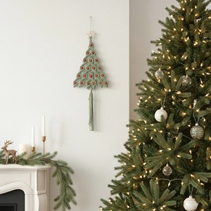 Suspension murale en macramé en forme de sapin de Noël vert avec détails en perles rouges pour la décoration festive de la maison, l'affichage des fêtes ou un accent saisonnier joyeux - Product Image 4