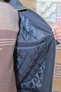 เสื้อแจ็คเก็ตบอมเบอร์ผ้าแคนวาสผู้ชายแบบยาว ปรับแต่งโลโก้ได้  บางเบา สวมใส่สบาย เหมาะสำหรับฤดูหนาว  แบบวาร์ซิตี้  กันลม  ติดซิป  คอตั้ง  ปักลาย - Product Image 5