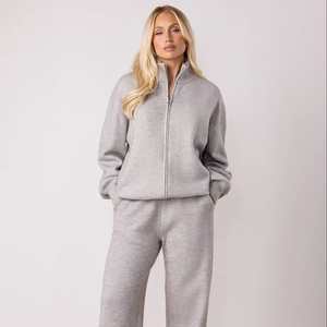 Ensemble de survêtement pour femme en tricot gris clair à col cheminée et fermeture éclair intégrale, tenue en tricot côtelé doux, idéal pour se détendre, voyager ou porter en hiver - Product Image 1