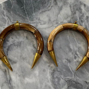 Collier pendentif vintage fait à la main pour enfants de véritables bijoux en os et corne de buffle de couleur naturelle fabriqués en Inde - Product Image 1