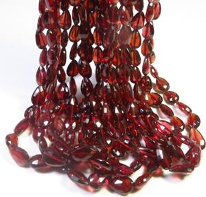 Cuentas de granate rojo natural de Mozambique de 7x5-10x7 mm, cuentas facetadas en forma de pera, hilo de 4 pulgadas, granate africano para joyería. - Product Image 2