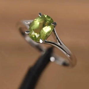 Hermoso Anillo de Plata de Ley Inspirado en la Naturaleza con Peridoto - Joyería Única Hecha a Mano para Amantes de la Naturaleza - Product Image 1