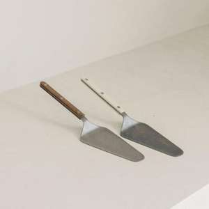 Servidor de pasteles de estilo antiguo de inspiración vintage con detalles intrincados y patrones ornamentados para momentos sofisticados para servir pasteles - Product Image 3