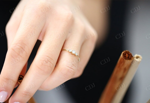 Anillo de diamantes cultivados en laboratorio de tendencia, anillo de compromiso de tres piedras, banda de boda minimalista de oro de 14K para mujeres, fabricación en India - Product Image 6