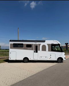 Autocaravana de Techo Alto 4X4 para Viajes con Interior Premium - Product Image 5