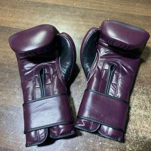 Gants de sport professionnels Nouveau design Personnaliser le logo Gants de boxe spéciaux pour l'entraînement - Product Image 3