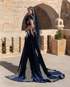Robe de mariée de luxe traditionnelle en satin, longueur ras du sol, anti-plis, style caftan marocain, col montant, motif floral intégral - Product Image 2