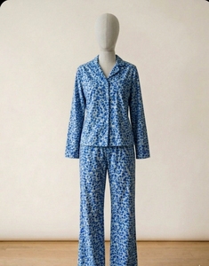 Ensemble de pyjama pour femmes de Luxe Enterprises, imprimé floral de haute qualité, manches longues, col classique rabattable, vêtements de nuit doux - Product Image 3