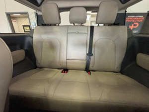 Véhicule d'occasion 2023 Defender, faible kilométrage, transmission automatique, sièges en cuir, jamais accidenté et prêt à être expédié. - Product Image 2