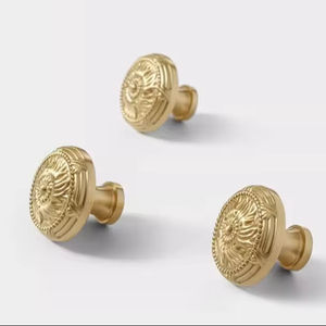 Perilla de puerta de latón duradera, diseñada para uso a largo plazo, que ofrece una calidad de agarre superior y mejora elegante del hogar. - Product Image 1