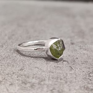 Anillo de Plata de Ley 925 Martillado con Peridoto Natural en Bruto, Gema de Nacimiento de Agosto, Joyería de Piedra Rústica para Mujer - Product Image 4