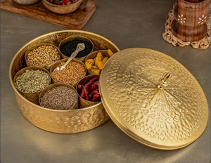 Boîte à épices en laiton de qualité indienne de luxe avec couvercle 7 conteneurs indispensables pour organiser et cuisiner - Product Image 1