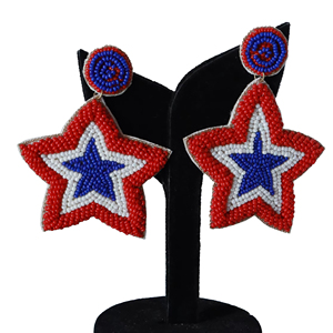 Nouvelles boucles d'oreilles légères et confortables faites à la main avec des perles en forme d'étoile, perles rouges, blanches et bleues, boucles d'oreilles statement patriotiques pour les jours de match - Product Image 1