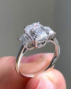 Vente chaude 4Carat Emerald Cut Moissanite Diamond Ring 18K White Gold Bijoux originaux avec Black Rhodium Plating Direct Factory - Product Image 6