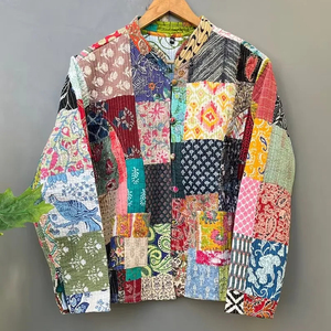 Veste courte matelassée en coton imprimé à la main multicolore pour femmes, veste patchwork faite à la main, manteau d'hiver de style bohème - Product Image 1
