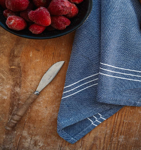 Serviette de cuisine en coton durable, aspect denim, indigo, à rayures blanches, disponible à prix de gros. - Product Image 1