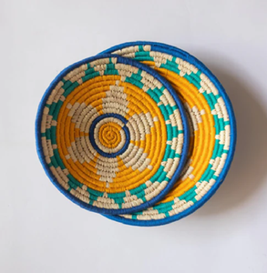 Ensemble d'assiettes murales en herbe de lune jaune et turquoise, tissées à la main avec un motif concentrique. Disponible aux prix de gros. - Product Image 1