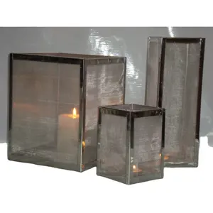 Klassische Würfel inspirierten die quaderförmigen Kerzenhalter; geometrische Säulen kerzenhalter von Rgn Exports