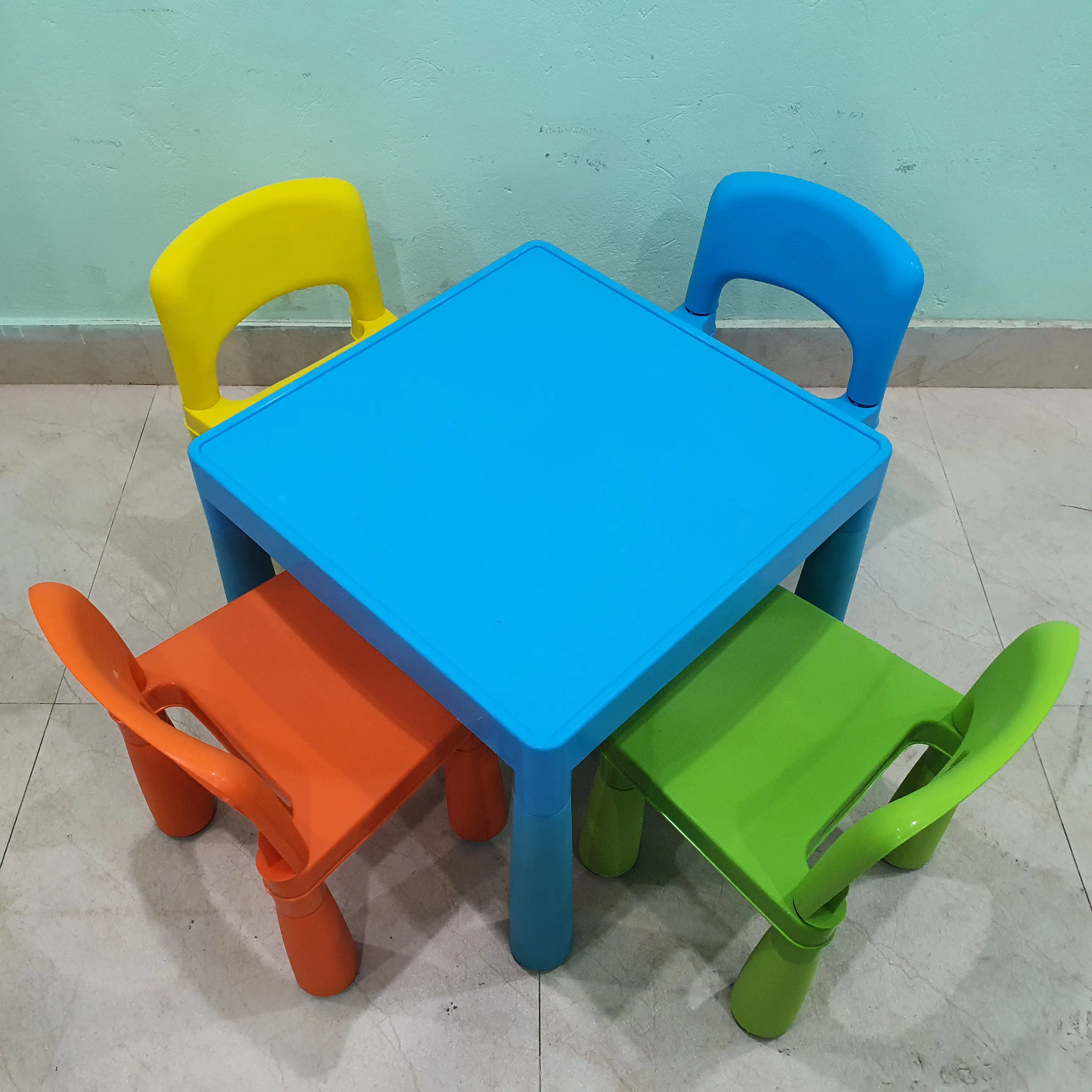 カスタムロゴ付きプラスチック製子供用家具の製造子供用家具セットベトナムサプライヤー