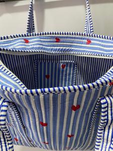 Sac fourre-tout en coton doux matelassé fait à la main, rayé bleu, avec broderie de cœur, fermeture éclair, sac de voyage et quotidien mignon - Product Image 4