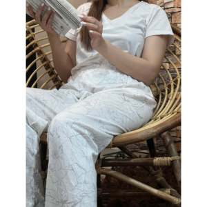 Pantalón Luxe de Algodón para Mujer con Estampado de Flores Blancas - Product Image 6