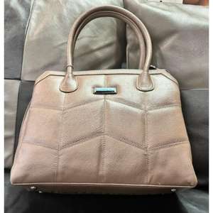 Bolso superventas para mujer, artículo caliente de cuero genuino de grado premium con cierre de cremallera, bolso de compras hecho en India - Product Image 6