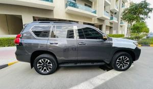LANDCRUISER PRADO SUV 2024 Usado, Motor 6.1-8L, Caja de Cambios Automática, Asientos de Cuero, Techo Panorámico, 1-25000 Millas, Euro Left, Dark R17 - Product Image 3
