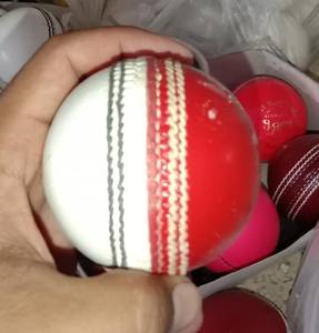 SUMROOS-Pelotas de cricket de cuero, pelotas de calidad, peso ideal, pelota de cricket para personas mayores con logotipo y diseño personalizados - Product Image 2