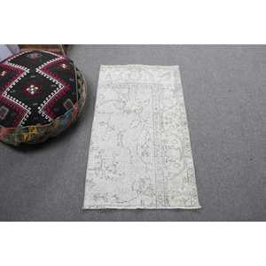 Alfombra Turca Vintage de 2x3.5 pies, Alfombra de Lana Blanca con Diseño Floral - Product Image 1