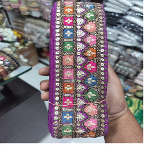 Tissu de base de couleur magenta sur mesure lacets brodés à la machine en motifs géométriques et fleuris pour robes de mariée - Product Image 1