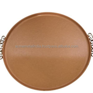 Grand plateau en métal poli doré et laiton avec poignées vintage idéal pour la vaisselle de restaurant d'hôtel et de dessert. - Product Image 1