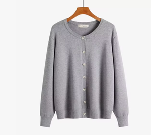 Cardigan en tricot gris à manches longues avec fermeture boutonnée, idéal pour l'automne - Product Image 1