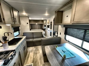 K-e-y-s-t-o-n-e Hideout Sport 240BH d'occasion 2024 prêt à la vente - Product Image 5