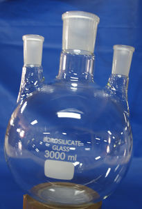 Termo de fondo redondo con 3 cuello paralelo, con articulaciones intercambiables, utilizado sobre todo en procesos de destilación y extracción - Product Image 5