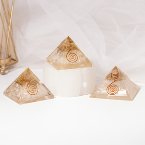 Pyramide de guérison en sélénite naturelle premium avec pointe de cristal pour la méditation et la décoration - Product Image 2