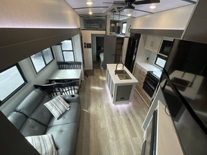 BEST GOOD NEATLY New Used 2024 F-o-r-e-s-t R-i-v-e-r Wildwood H-e-r-i-t-a-g-e G-l-e-n 375F-A-M - Product Image 4