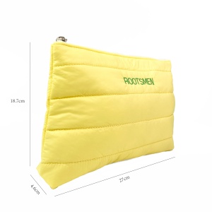 Sac cosmétique en nylon matelassé pochette à bouche plate personnalisable avec logo, fabriqué par l'usine ISO BSCI - Product Image 2