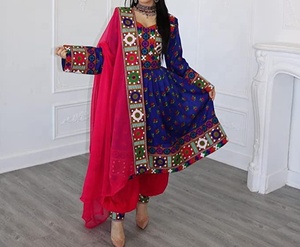 Robe de soirée traditionnelle africaine, vêtements faits à la main, broderie complète - Product Image 3