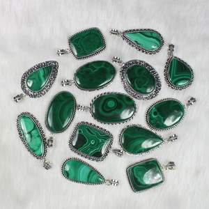 Collar con Colgante de Malaquita Verde Natural con Engaste de Bisel Plateado para Mujeres y Unisex - Product Image 4