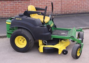 Cortacésped Robusto y Eficiente John Deere X950R Zero Turn a Gasolina con Control Inalámbrico, Construcción Resistente y Caja Recolectora de Césped Bajo - Product Image 5