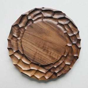 Ensemble de trois assiettes en bois d'acacia sculpté empilables, bols en bois texturés, plats ronds rustiques pour collations, salades - Product Image 3