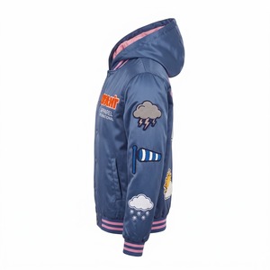 Chaqueta Bomber con Capucha de Satén para Hombre, Azul Denim, con Parches de Chenilla Rosa, Logotipo Personalizado Bordado, Estilo Urbano OEM - Product Image 4