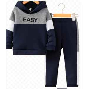 Ensemble coordonné sportif et décontracté à imprimé graphique facile, comprenant un sweat à capuche ample et confortable et un pantalon de survêtement à revers, en jersey à séchage rapide - Product Image 1