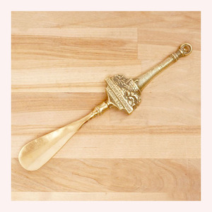 Outil ergonomique de luxe en laiton Modern Heritage Shoe Horn pour un port de chaussure sans effort et un style durable - Product Image 2