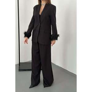 Ensemble blazer et pantalon à revers en plumes noires - Crêpe uni élégant pour femmes - 2 pièces longues - Product Image 4